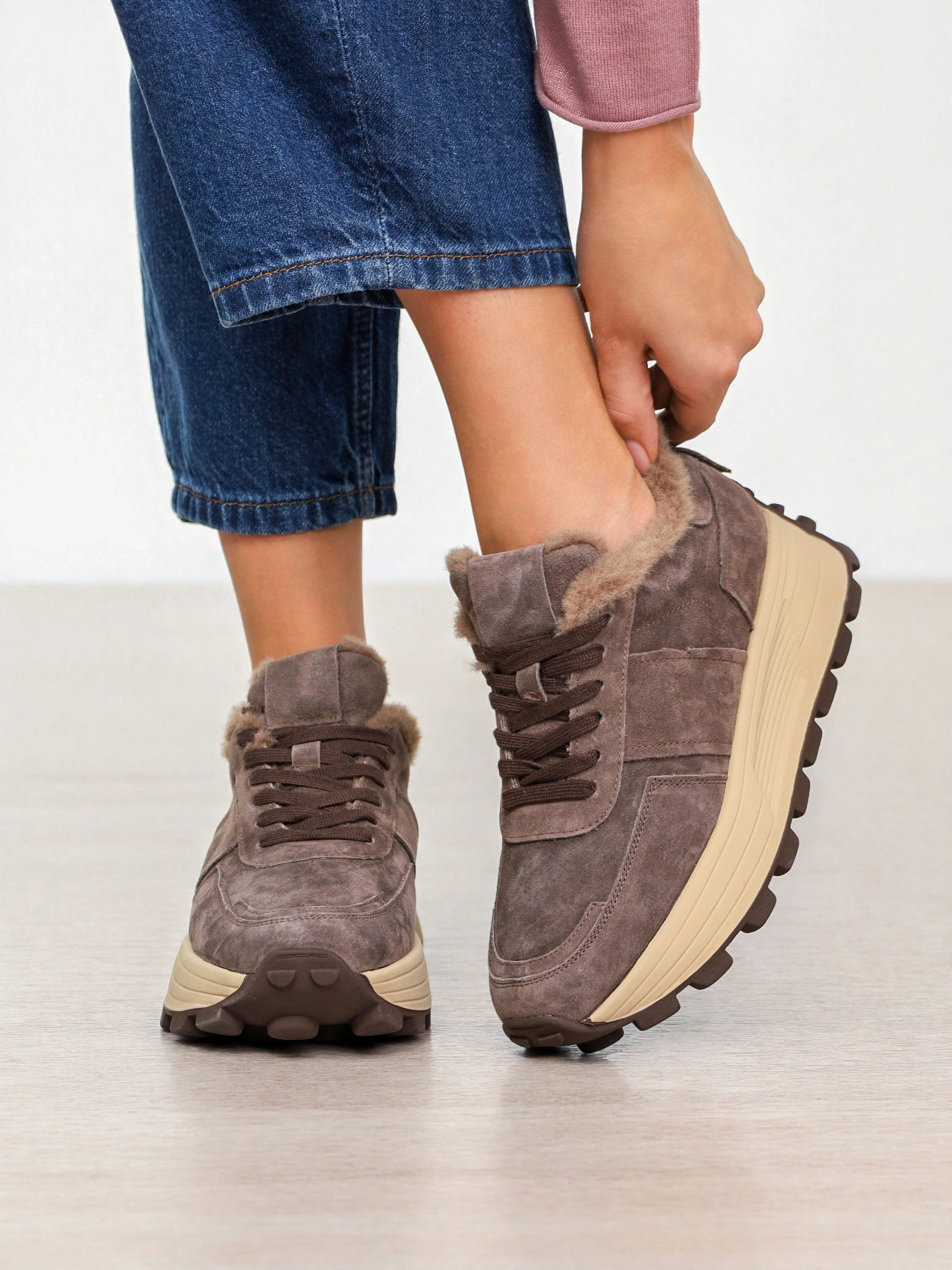 Кроссовки утепленные темно-коричневого цвета на рельефной подошве